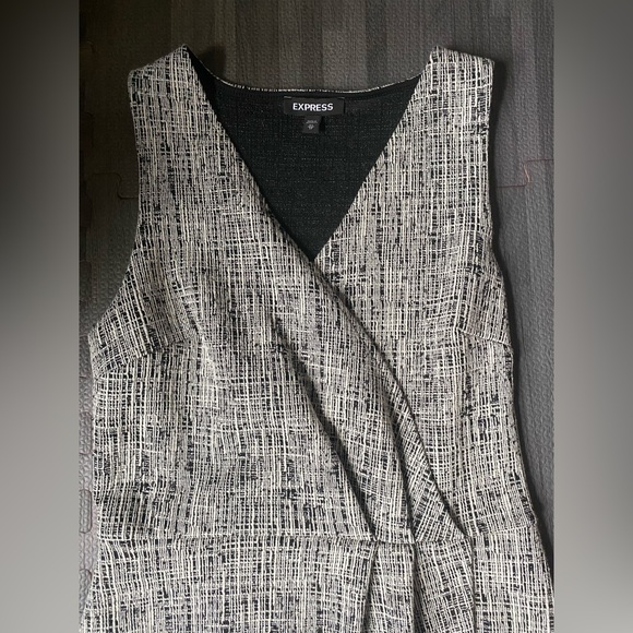 🏷️ 🛍️ NWOT Express Jacquard Surplice Front Sheath Dress 🏷️ 🛍️ - Picture 6 of 8